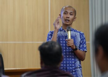 Principal Govtech Expert Dewan Ekonomi Nasional (DEN), Rahmat Danu Andika, dalam Sosialisasi Umum Pelaksanaan Pilot Project Digitalisasi Bantuan Sosial di Banyuwangi, Kamis (17/9/2025)./Foto InfoPublik/Amir Yandi