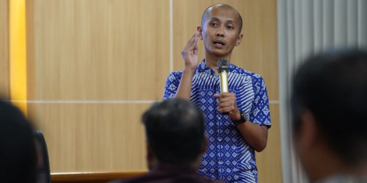 Principal Govtech Expert Dewan Ekonomi Nasional (DEN), Rahmat Danu Andika, dalam Sosialisasi Umum Pelaksanaan Pilot Project Digitalisasi Bantuan Sosial di Banyuwangi, Kamis (17/9/2025)./Foto InfoPublik/Amir Yandi