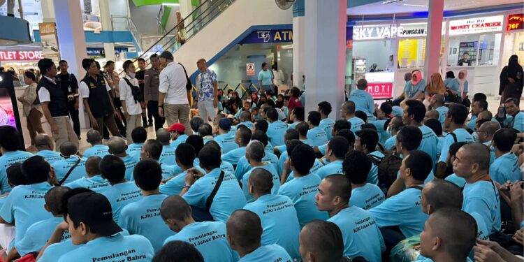 WNI yang Dipulangkan oleh KJRI Johor Bahru tiba di Pelabuhan Internasional Batam Center, Kamis (12/6/2025) (Foto: KJRI Johor Bahru)