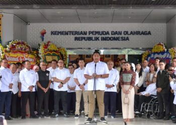 Dito Ariotedjo resmi pamit didepan ratusan karyawan, pegawai, scurity hingga OB (office boy) Kementerian Pemuda dan Olahraga Republik Indonesia (Kemenpora RI). Dito menjabat sebagai Menpora RI sejak 2023, ia titipkan program yang dirasa baik serta berpesan untuk tetap kerja fokus outcome dan inovatif/Foto Humas Kemenpora