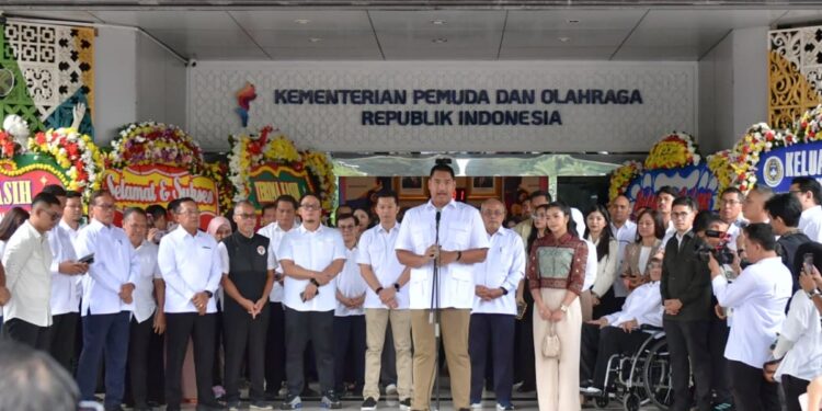 Dito Ariotedjo resmi pamit didepan ratusan karyawan, pegawai, scurity hingga OB (office boy) Kementerian Pemuda dan Olahraga Republik Indonesia (Kemenpora RI). Dito menjabat sebagai Menpora RI sejak 2023, ia titipkan program yang dirasa baik serta berpesan untuk tetap kerja fokus outcome dan inovatif/Foto Humas Kemenpora