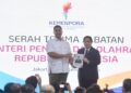 Menteri Pemuda dan Olahraga (Menpora) periode 2023–2025, Dito Ariotedjo, resmi menyerahkan jabatannya kepada Menpora baru, Erick Thohir pada acara Serah Terima Jabatan di Auditorium Kemenpora, Jakarta, Kamis (18/9/2025)./Foto Humas Kemenpora