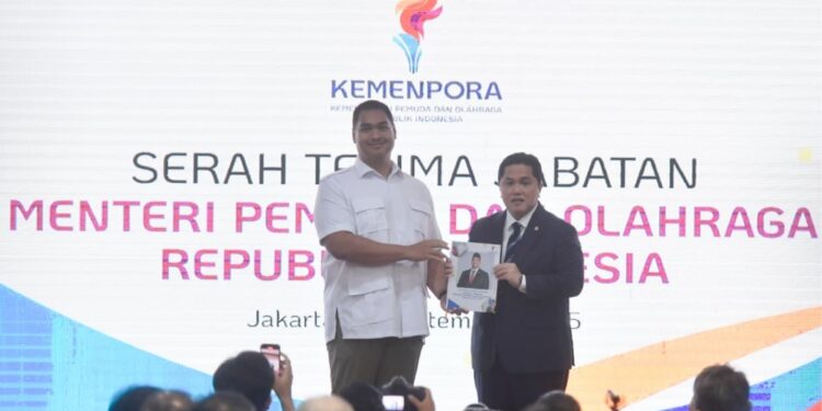 Menteri Pemuda dan Olahraga (Menpora) periode 2023–2025, Dito Ariotedjo, resmi menyerahkan jabatannya kepada Menpora baru, Erick Thohir pada acara Serah Terima Jabatan di Auditorium Kemenpora, Jakarta, Kamis (18/9/2025)./Foto Humas Kemenpora