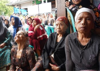 Wajah-Wajah Harapan di Balik Antrian Perlinsos di Desa Kemiren Banyuwangi, Kamis (18/9/2025)./Foto InfoPublik/Amir Yandi