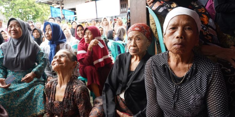 Wajah-Wajah Harapan di Balik Antrian Perlinsos di Desa Kemiren Banyuwangi, Kamis (18/9/2025)./Foto InfoPublik/Amir Yandi