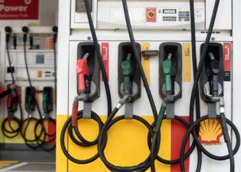 Petugas SPBU membersihkan mesin pengisian BBM di SPBU Shell, Jalan Margonda Raya, Depok, Jawa Barat, Kamis (18/9/2025). Menteri Energi dan Sumber Daya Mineral (ESDM) Bahlil Lahadalia memastikan pemerintah terus memantau situasi di lapangan, termasuk potensi dampak terhadap tenaga kerja, agar kelangkaan di sejumlah SPBU swasta dapat segera diatasi melalui koordinasi dan pasokan bersama Pertamina. (ANTARA FOTO/Indrianto Eko Suwarso/YU)