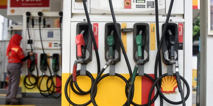 Petugas SPBU membersihkan mesin pengisian BBM di SPBU Shell, Jalan Margonda Raya, Depok, Jawa Barat, Kamis (18/9/2025). Menteri Energi dan Sumber Daya Mineral (ESDM) Bahlil Lahadalia memastikan pemerintah terus memantau situasi di lapangan, termasuk potensi dampak terhadap tenaga kerja, agar kelangkaan di sejumlah SPBU swasta dapat segera diatasi melalui koordinasi dan pasokan bersama Pertamina. (ANTARA FOTO/Indrianto Eko Suwarso/YU)