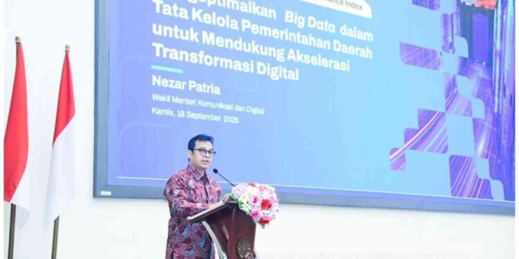 Wamenkomdigi Nezar Patria menjadi Keynote Speaker dalam Seminar Nasional bertema Mengoptimalkan Big Data dalam Tata Kelola Pemerintahan Daerah Untuk Mendukung Akselerasi Transformasi Digital di Auditorium Sukadji Ranuwihardjo, FEB UGM, DI Yogyakarta, Kamis (18/09/2025). (Foto: Ardi W/Komdigi)