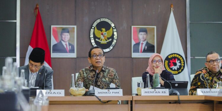 Menko PMK Pratikno saat memimpin penetapan kebijakan Hari Libur Nasional dan Cuti Bersama 2026 di Kantor Kemenko PMK, Jakarta, Jumat (19/9/2025). . (Foto: Kemenko PMK)