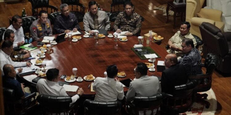 Presiden Prabowo Subianto memimpin rapat terbatas bersama jajaran menteri di bidang perekonomian dan instansi terkait lainnya di Hambalang, Bogor, Jawa Barat, pada Kamis, 18 September 2025. Foto: BPMI Setpres