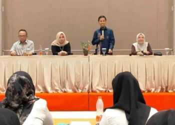 Kepala Dinas Kesehatan Provinsi Gorontalo Anang S. Otoluwa (kedua dari kanan), menutup Pelatihan Pelayanan Kontrasepsi bagi Dokter dan Bidan di Fasilitas Pelayanan Kesehatan. (foto MD)