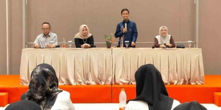 Kepala Dinas Kesehatan Provinsi Gorontalo Anang S. Otoluwa (kedua dari kanan), menutup Pelatihan Pelayanan Kontrasepsi bagi Dokter dan Bidan di Fasilitas Pelayanan Kesehatan. (foto MD)