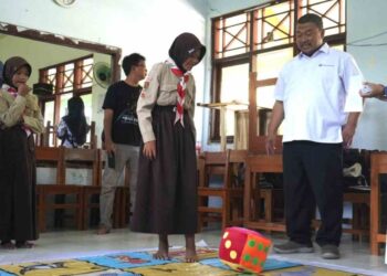 Ketua Departemen Pemanfaatan Sumber Daya Perikanan IPB Eko Sri Wiyono (kedua kanan), memberikan edukasi permainan JANTRA di SDN Kedungsegog, Kecamatan Tulis, Kabupaten Batang.