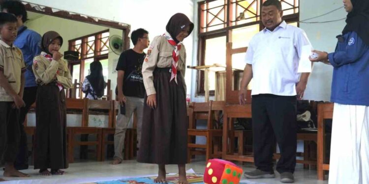 Ketua Departemen Pemanfaatan Sumber Daya Perikanan IPB Eko Sri Wiyono (kedua kanan), memberikan edukasi permainan JANTRA di SDN Kedungsegog, Kecamatan Tulis, Kabupaten Batang.