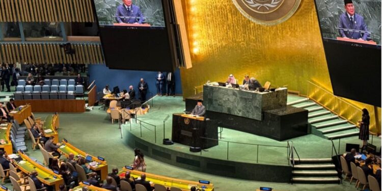 Presiden Republik Indonesia, Prabowo Subianto menyampaikan pidato Konferensi Internasional Tingkat Tinggi untuk Penyelesaian Damai atas Masalah Palestina dan Implementasi Solusi Dua Negara yang digelar di Gedung Majelis Umum Perserikatan Bangsa-Bangsa (PBB), New York, Amerika Serikat, pada Senin, 22 September 2025. Foto: BPMI Setpres