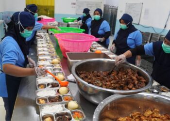 Para petugas sedang menyiapkan MBG di dapur SPPG Klangon 2 Bojonegoro, Senin (22/9/2025). Dapur ini selalu menjalankan SOP agar menu aman dan bisa dinikmati siswa/Foto: Diki