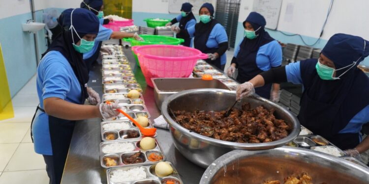 Para petugas sedang menyiapkan MBG di dapur SPPG Klangon 2 Bojonegoro, Senin (22/9/2025). Dapur ini selalu menjalankan SOP agar menu aman dan bisa dinikmati siswa/Foto: Diki