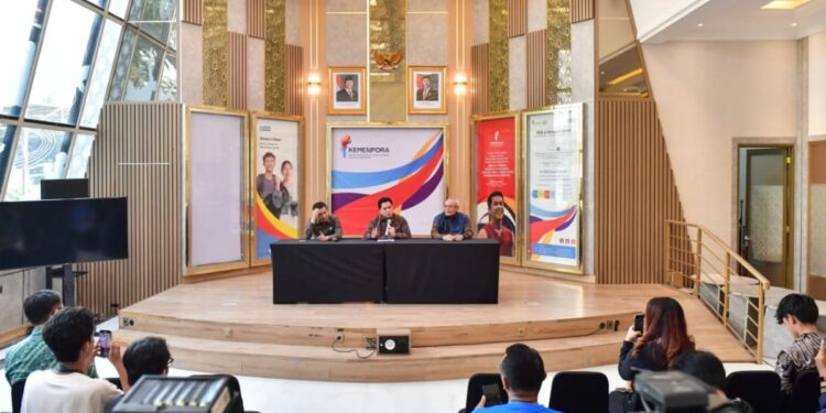 Menteri Pemuda dan Olahraga Republik Indonesia (Menpora RI), Erick Thohir, resmi mencabut Peraturan Menteri Pemuda dan Olahraga (Permenpora) Nomor 14 Tahun 2024 tentang Standar Pengelolaan Organisasi Olahraga Lingkup Olahraga Prestasi. Kebijakan ini diumumkan dalam konferensi pers di Kantor Kemenpora, Jakarta, Selasa (23/9/2025).(Foto Humas Kemenpora)