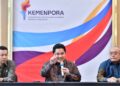 Menteri Pemuda dan Olahraga Republik Indonesia (Menpora RI), Erick Thohir (tengah) didampingi Wamenpora Taufik Hidayat (kiri). (Foto Humas Kemenpora)