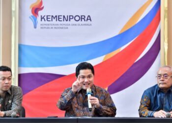 Menteri Pemuda dan Olahraga Republik Indonesia (Menpora RI), Erick Thohir (tengah) didampingi Wamenpora Taufik Hidayat (kiri). (Foto Humas Kemenpora)