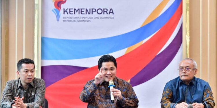 Menteri Pemuda dan Olahraga Republik Indonesia (Menpora RI), Erick Thohir (tengah) didampingi Wamenpora Taufik Hidayat (kiri). (Foto Humas Kemenpora)