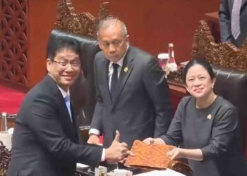 Menkeu Purbaya Yudhi Sadewa menyerahkan RUU APBN 2026 kepada Ketua DPR RI Puan Maharani dalam Rapat Paripurna DPR RI pada Selasa (23/9/2025). RAPBN 2026 resmi disahkan menjadi Undang-Undang. (Foto: Tangkapan Layar Kanal Youtube TV Parlemen)