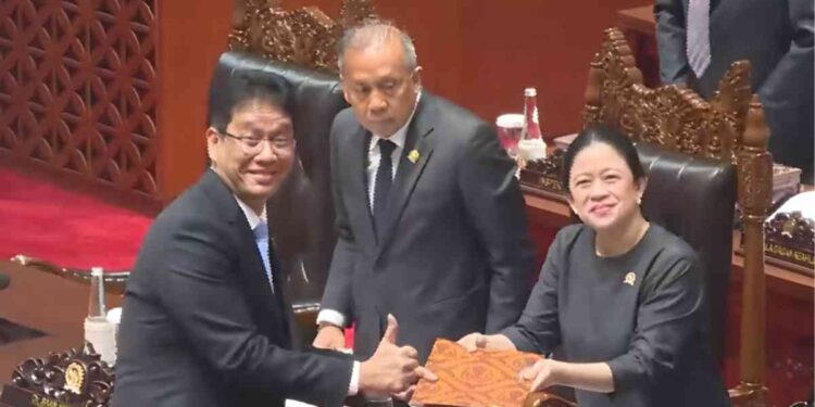 Menkeu Purbaya Yudhi Sadewa menyerahkan RUU APBN 2026 kepada Ketua DPR RI Puan Maharani dalam Rapat Paripurna DPR RI pada Selasa (23/9/2025). RAPBN 2026 resmi disahkan menjadi Undang-Undang. (Foto: Tangkapan Layar Kanal Youtube TV Parlemen)