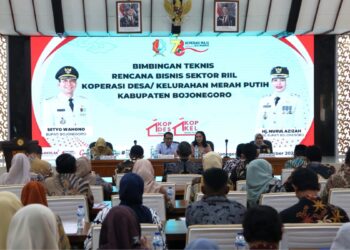 Para peserta serius mengikuti acara Bimtek Rencana Bisnis Sekror Riil KDKMP, di Gedung Pemkab Bojonegoro, Selasa (23/9/2025)/Foto: Diki
