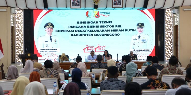 Para peserta serius mengikuti acara Bimtek Rencana Bisnis Sekror Riil KDKMP, di Gedung Pemkab Bojonegoro, Selasa (23/9/2025)/Foto: Diki