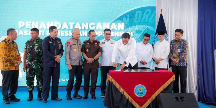 Gubernur Banten menghadiri peresmian Satuan Pelayanan Pemenuhan Gizi (SPPG) Badan Narkotika Nasional (BNN) Karya Padarincang Bersinar di Kampung Cigadel, Desa Curug Goong, Kecamatan Padarincang, Kabupaten Serang, Rabu (24/9/2025)/ Biro Adpimpro Banten.