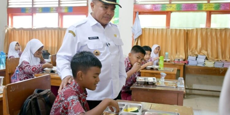 Bupati Agam Pastikan Program Makan Bergizi Gratis Berjalan Baik. Oleh MC KAB AGAM,