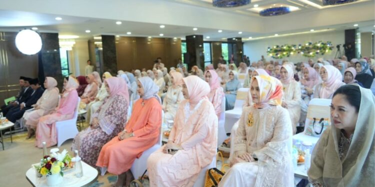 saat mePengajian Ikatan Wanita Bank Rakyat Indonesia (IWABRI), di Jakarta, Rabu (24/9/2025). Kajian yang mengangkat tema Menjaga Harmoni Keluarga dengan Wawasan Al-Quran ini berlangsung secara hybrid di Gedung Brilliant Club, Pusat Bidang Pendidikan IWABRI Pusat, IWABRI Region 7 Jakarta. (Foto Humas Kemenag)