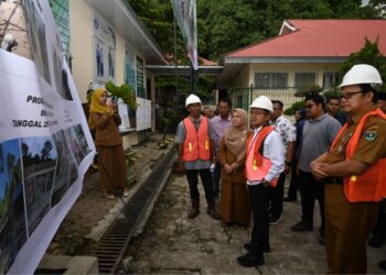 Pemerintah terus mengakselerasi revitalisasi satuan pendidikan sebagai bagian dari Instruksi Presiden Nomor 7 Tahun 2025. Wakil Menteri Pendidikan Dasar dan Menengah (Wamendikdasmen), Fajar Riza Ul Haq, menegaskan bahwa revitalisasi bukan sekadar pembangunan gedung, melainkan investasi jangka panjang bagi masa depan murid Indonesia. (Foto: Dok Kemendikdasmen)