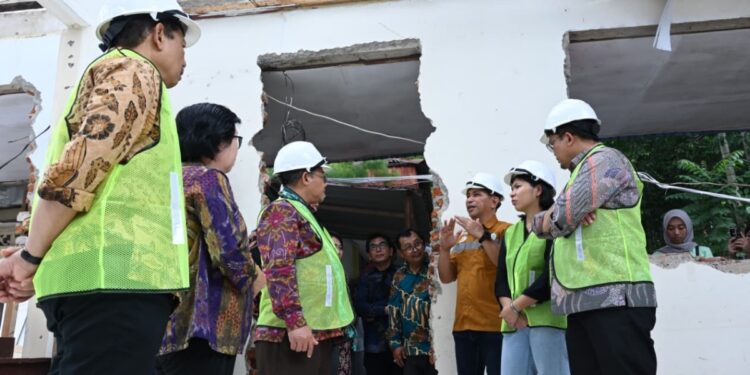 Pemerintah terus memperkuat kualitas pendidikan hingga ke pelosok tanah air. Salah satu buktinya terlihat di SMAN 8 Manado, Sulawesi Utara, yang kini tengah menjalani Program Revitalisasi Sekolah.(Foto: Dok Kemendikdasmen)