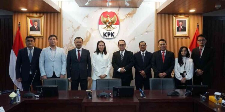 Upaya pemberantasan korupsi kian menegaskan dirinya sebagai agenda global. Komisi Pemberantasan Korupsi (KPK) Indonesia dan Anti-Corruption Agency (ACA) Uzbekistan sepakat memperkuat kemitraan strategis melalui pemanfaatan teknologi digital, pendidikan antikorupsi, serta pencegahan korupsi di sektor bisnis. (Foto: Dok KPK)