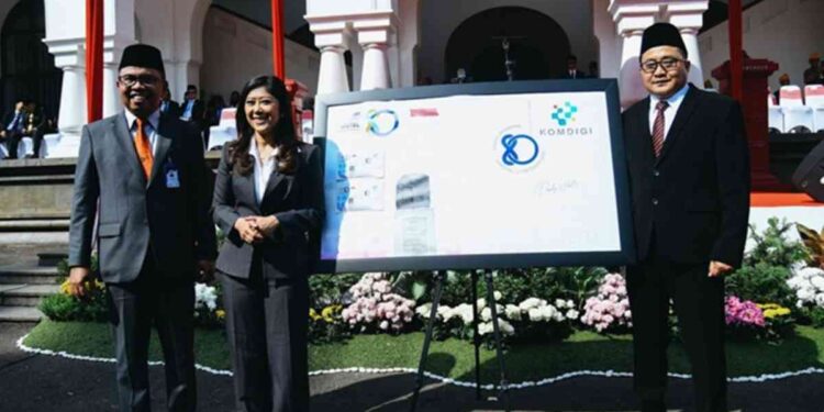 Menteri Komunikasi dan Digital Meutya Hafid pada Sabtu (27/9/2025) mengatakan menegaskan bahwa layanan pos bukan sekadar mengantarkan barang, melainkan menghubungkan hidup banyak orang: dari buruh migran yang kirim uang ke kampung halaman, pedagang kecil yang jualan lewat daring, sampai siswa di pelosok yang butuh buku belajar. (Foto: Humas Kemkomdigi )