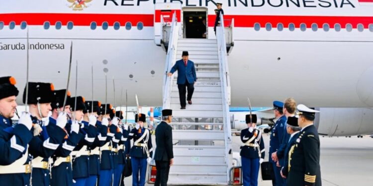 Presiden Republik Indonesia, Prabowo Subianto, tiba di Bandar Udara Internasional Schipol, Amsterdam, Belanda, pada Kamis, 25 September 2025. Foto: BPMI Setpres/Laily Rachev