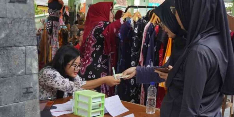 Ilustrasi dua orang pengunjung tengah bertransaksi dalam event Pertamina SMEXPO 2025 di Daerah Istimewa Yogyakarta. (ANTARA/HO-PT Pertamina (Persero))