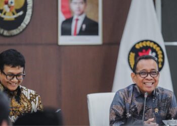Menko Bidang Pembangunan Manusia dan Kebudayaan (PMK) Pratikno (baju batik biru). (Foto: Humas Kemenko PMK)