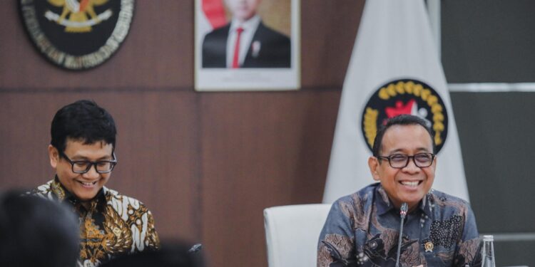 Menko Bidang Pembangunan Manusia dan Kebudayaan (PMK) Pratikno (baju batik biru). (Foto: Humas Kemenko PMK)