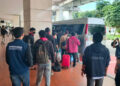 Situasi pemulangan 26 warga negara Indonesia (WNI), yang keluar dari perusahaan pelaku penipuan daring (online scam) Myanmar di Jakarta, Rabu (29/10/2025). (Foto: Kemlu RI)
