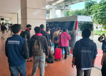 Situasi pemulangan 26 warga negara Indonesia (WNI), yang keluar dari perusahaan pelaku penipuan daring (online scam) Myanmar di Jakarta, Rabu (29/10/2025). (Foto: Kemlu RI)