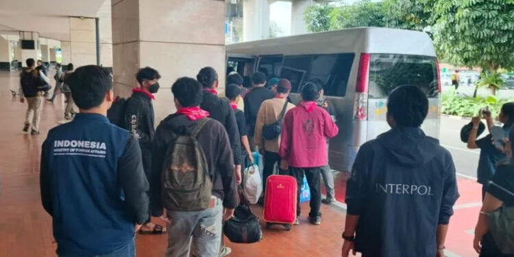 Situasi pemulangan 26 warga negara Indonesia (WNI), yang keluar dari perusahaan pelaku penipuan daring (online scam) Myanmar di Jakarta, Rabu (29/10/2025). (Foto: Kemlu RI)