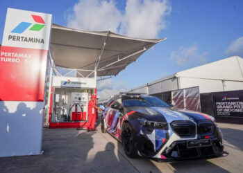 Petugas SPBU modular melayani pengisian bahan bakar berkualitas tinggi, Pertamax Turbo di area MotoGP, Sirkuit Internasional Pertamina Mandalika, Lombok, NTB. (Foto: PT. Pertamina Patra Niaga)