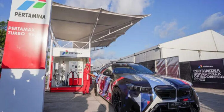 Petugas SPBU modular melayani pengisian bahan bakar berkualitas tinggi, Pertamax Turbo di area MotoGP, Sirkuit Internasional Pertamina Mandalika, Lombok, NTB. (Foto: PT. Pertamina Patra Niaga)