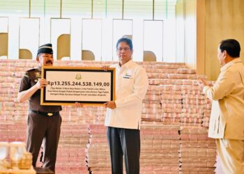 Presiden Prabowo Dorong Pengembalian Aset Negara untuk Kesejahteraan Rakyat : Presiden Prabowo Subianto di Gedung Utama Kompleks Kejaksaan Agung RI, Jakarta, pada Senin (20/10/2025). BPMI Setpres