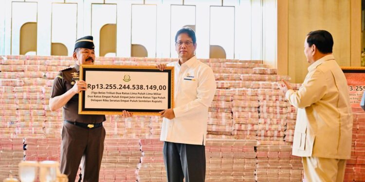 Presiden Prabowo Dorong Pengembalian Aset Negara untuk Kesejahteraan Rakyat : Presiden Prabowo Subianto di Gedung Utama Kompleks Kejaksaan Agung RI, Jakarta, pada Senin (20/10/2025). BPMI Setpres