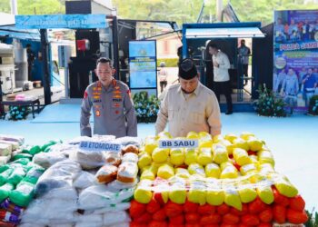 Presiden Republik Indonesia, Prabowo Subianto, memimpin pemusnahan barang bukti narkoba sebanyak 214,84 ton yang nilainya setara dengan Rp29,37 triliun di Lapangan Bhayangkara, Markas Besar Kepolisian Negara Republik Indonesia (Mabes Polri), Jakarta, Rabu (29/10/2025). (Foto: BPMI Setpres)