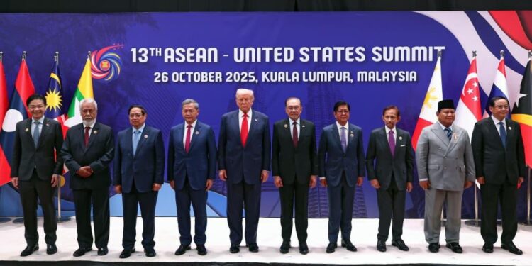 Presiden Republik Indonesia, Prabowo Subianto, menghadiri Konferensi Tingkat Tinggi (KTT) ke-13 ASEAN–United States (US) yang digelar di Kuala Lumpur Convention Centre (KLCC), Malaysia, Minggu (26/10/2025). BPMI Setpres
