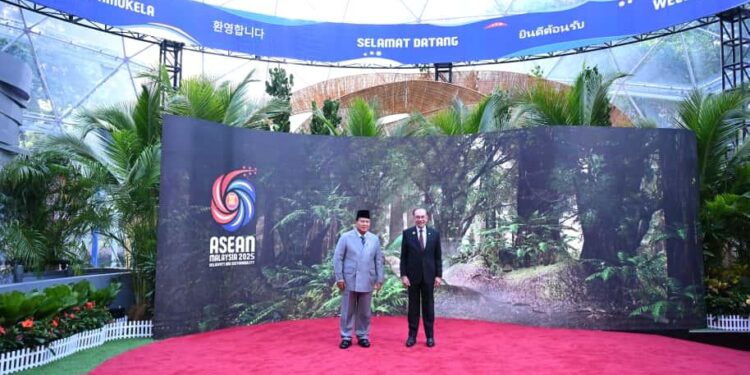 Presiden Republik Indonesia, Prabowo Subianto, menghadiri Konferensi Tingkat Tinggi (KTT) ke-47 ASEAN, di Kuala Lumpur Convention Centre (KLCC), Kuala Lumpur, Malaysia, pada Minggu (26/10/2025). BPMI Setpres